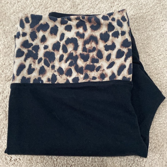 Victoria secret leggings women’s small animal print and black bottoms - Picture 10 of 10